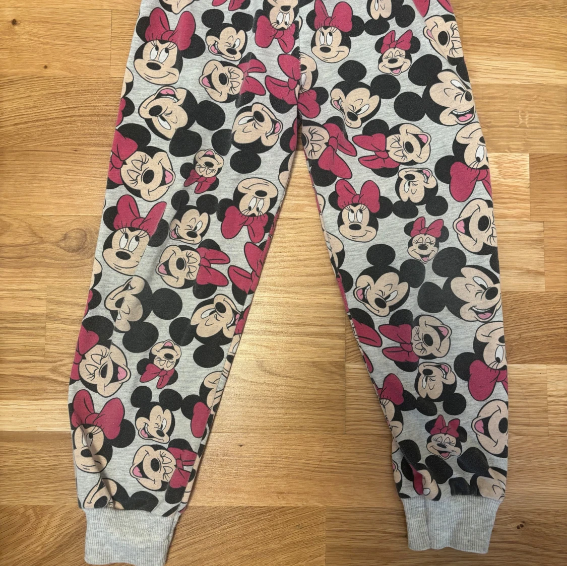 Grå Disneytröja med Minnie & Mickey - 2