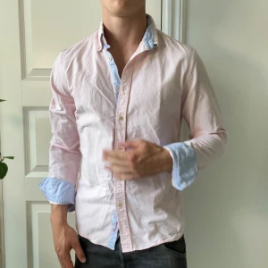 Stenströms rosa skjorta M - Stenströms rosa skjorta M, inga defekter. Väldigt många detaljer och tecken på hög kvalité 😊, kom med frågor! Modellen är 180,75 kg förresten 