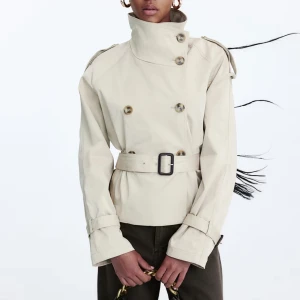 Kort trenchcoat från H&M - Fint skick, passar mig som normalt är en S, blir bara lite oversize.