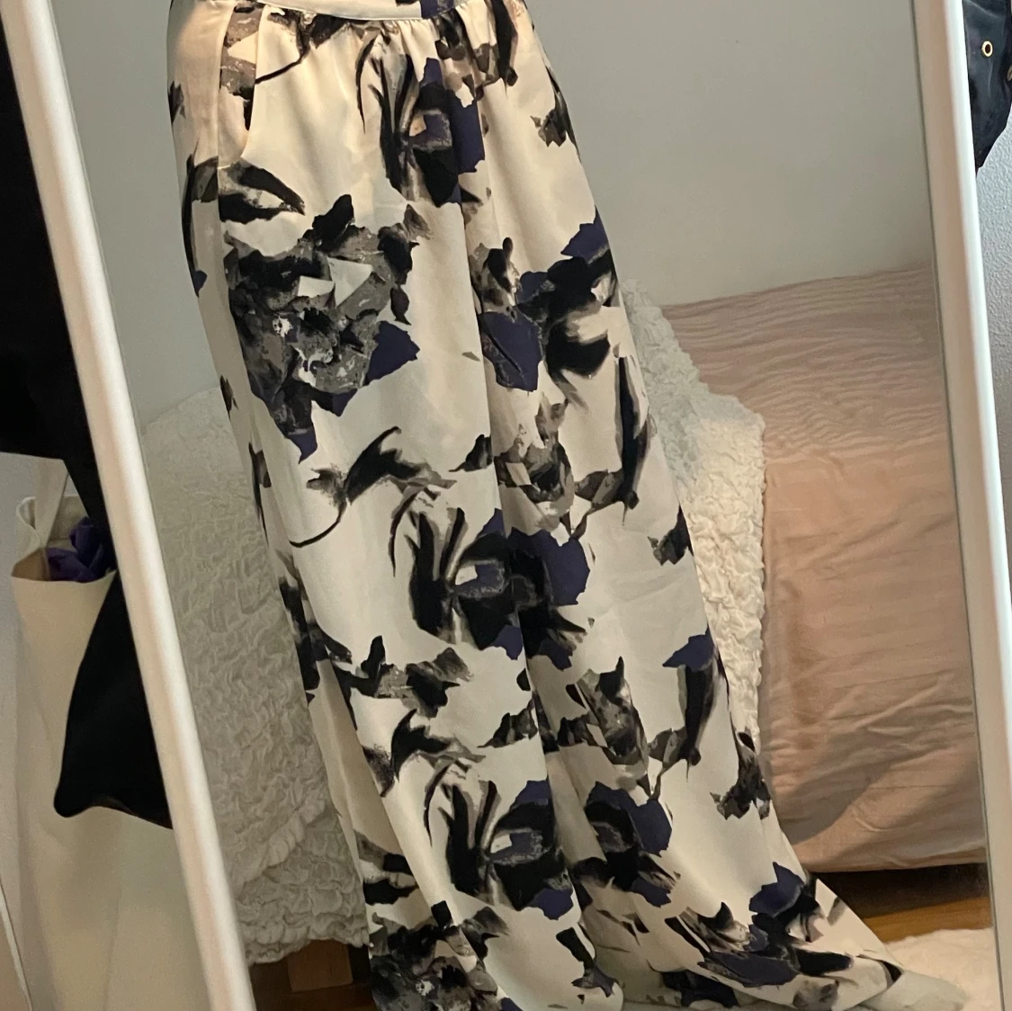 Vida mönstrade byxor i vitt och svart - 1