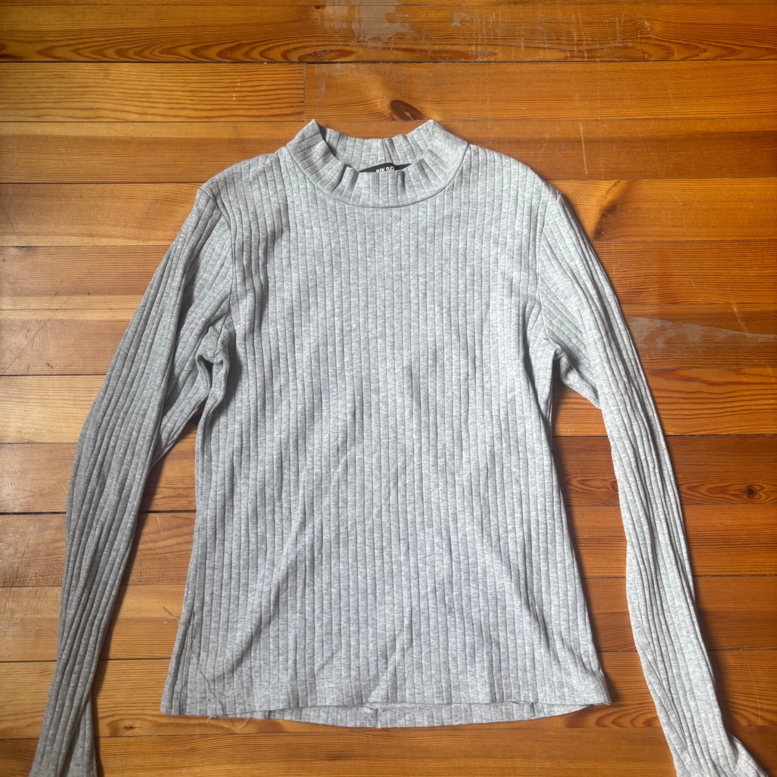 Grå ribbad långärmad tröja