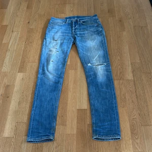 Dondup jeans - Tja, säljer ett par tvär feta Dondup, pga har vuxit ur de || Ganska slitna och ett icke medvetet hål där av skick 5/10 || Priset är inte hugget i sten || Hör av er vi minsta fundering eller fråga ⚜️||