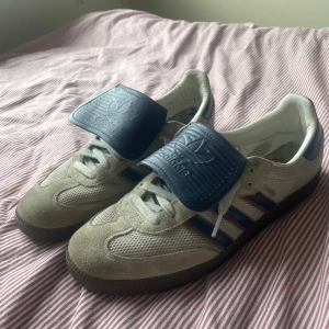 Adidas Samba LT sneakers strl 44 - Adidas Samba LT köpta förra året inte använt mycket. Bra skick och skolådan finns också. Fråga gärna om det är något du undrar över