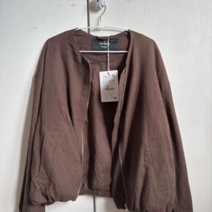 Brun jacka - Superfin brun jacka från Pull&Bear, med prislapp på💕