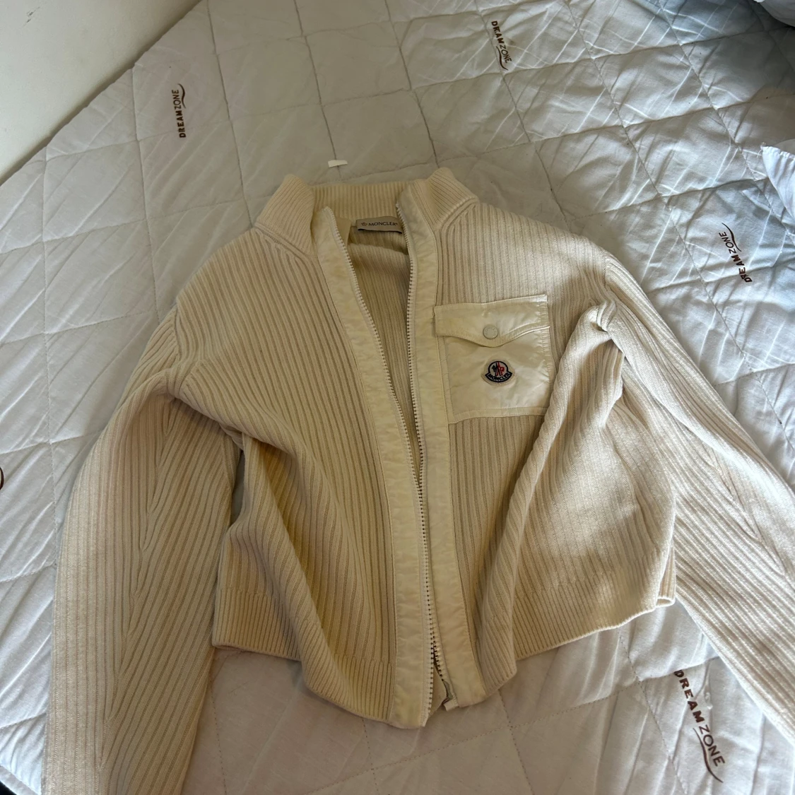 Beige ribbad kofta från Moncler