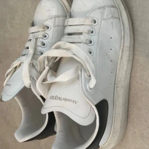 Alexander McQueen  - Ett par snygga Alexander McQueen skor som använd vissa gånger men annars väldigt bra skick. Rengörs innan dom skickas iväg o då ser dom helt nya ut. Passar me allt nästan. Pris kan diskuteras