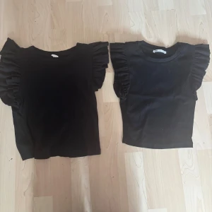 Svarta volangtoppar från Zara & Only Young - Två svarta toppar med volangärmar, en från Zara i storlek S och en från Only Young i storlek 158/164. Båda har rund halsringning och ribbad struktur. Perfekta för dig som gillar en trendig och söt look med extra volym på axlarna. 2 för 90❤️