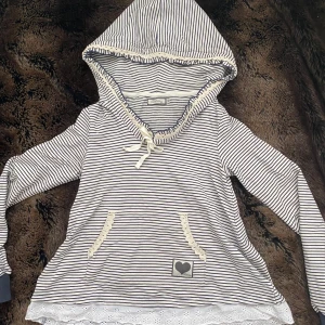 Gullig hoodie - Jätte unik, gullig hoodie. Köpt second hand och andvänds inte längre. Diskuterar inte priset❤️❤️❤️