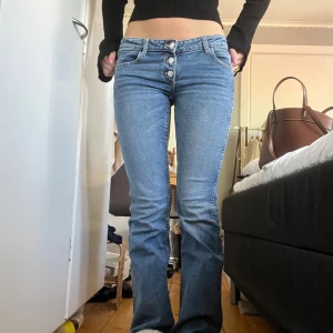 lågmidjade jeans - 💙