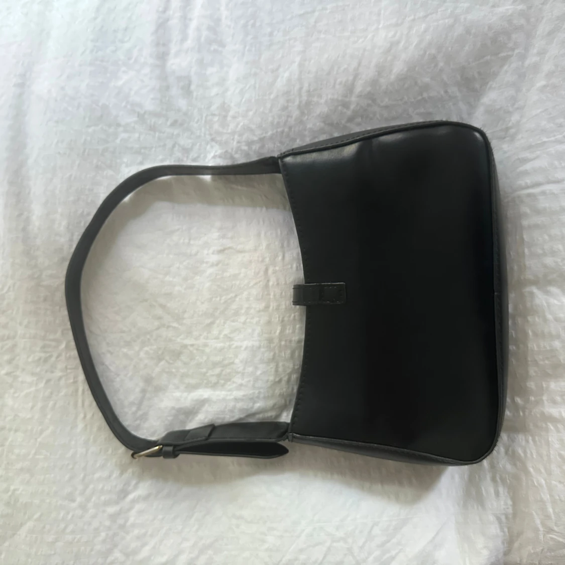 Svart axelväska med gulddetaljer - 1