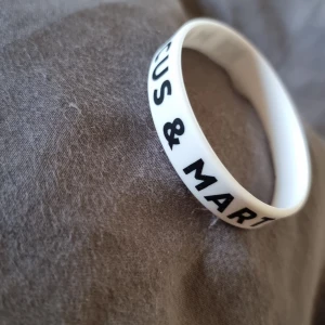 Marcus och martinus armband  - Säljer mitt marcus och martinus armband. Skriv till mig om du är intresserad. 