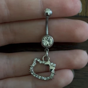 Hellokitty navel piercing  - Kolla gärna min profil för fler smycken och hellokitty saker!🩷