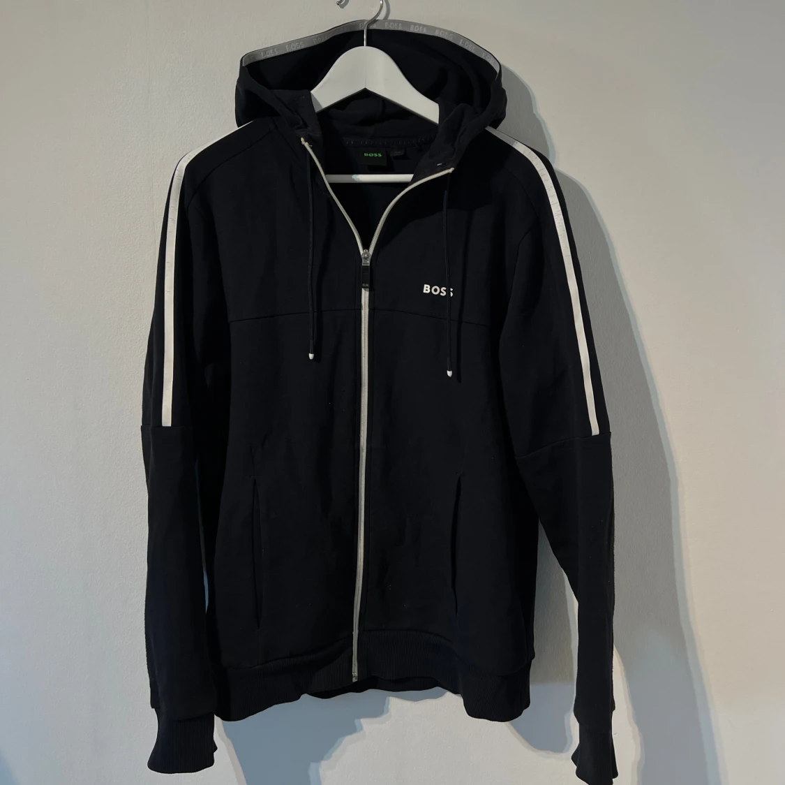 Mörkblå hoodie från Hugo Boss med dragkedja