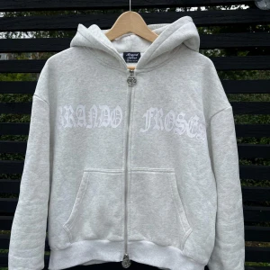 Brand of roses tröja  - En riktig snygg grå tröja från ett underskattat klädmärke vid namnet brand of roses, tröjan är i nyskick och är i storleken XS. Tröjan är av ett hållbart och tjockt material (380 gsm ) och har ett hållbart tryck. 