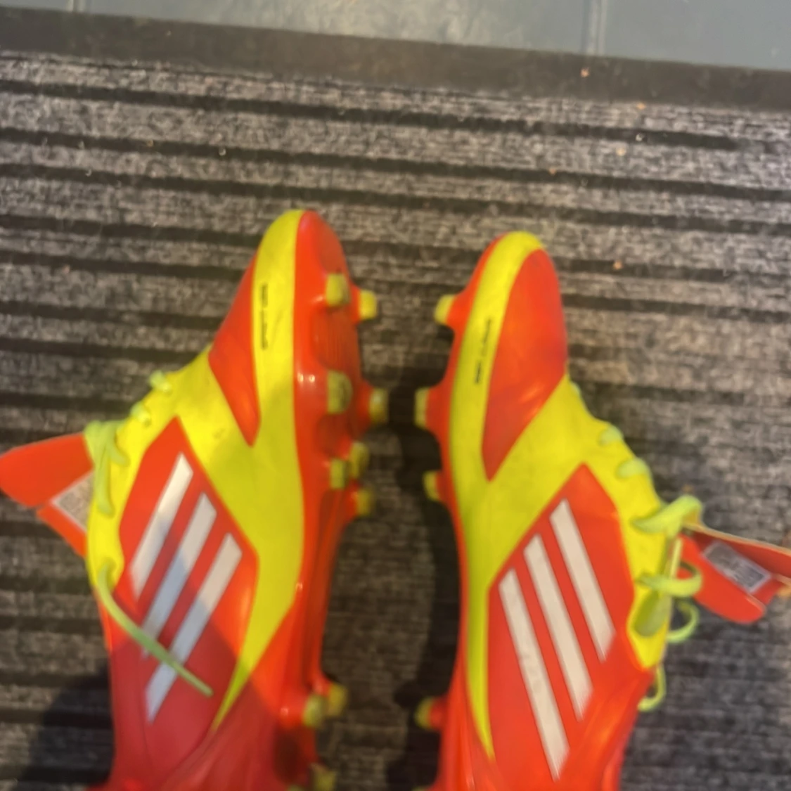 Adidas fotbollsskor i neon och rött - 1