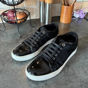 Lanvin Captoe  - Säljer ett par riktigt snygga svarta skor från Lanvin. Skorna är i storlek Uk 8 vilket motsvarar 43. Skorna är i mycket bra skick. De har en liten skråma på vänster sko längst framme men annars är de i bra skick. Skriv vid minsta fundering!