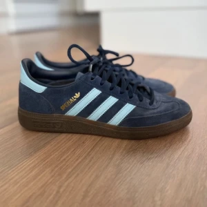 Adidas Spezial sneakers marinblå - Säljer ett par Adidas Spezial sneakers i marinblå mocka med ljusblå ränder och detaljer. Sparsamt använda och mycket fint skcik💓