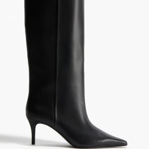 Svarta stövlar med spetsig tå - Säljer dessa populära boots från H&M som är slutsålda! Använda en gång! Storlek 36🩷nypris 600kr