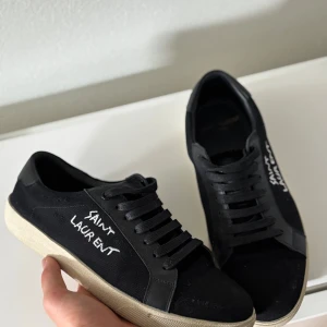 Saint Laurent  - Tjena, säljer dessa fräscha saint Laurent skorna. Kvalité 10/10✨ nästan aldrig använda. Passar dig som gillar stiliga skor och sköna. Priset är inte hugget i sten, hör gärna av er vid någon fondering😀