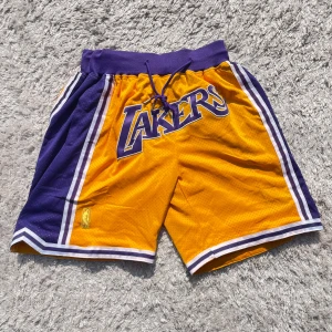 Lakers shorts från Just Don M - Gula och lila basketshorts från Just Don x Los Angeles Lakers, helt nya och fräscha byxor som inte använts, PRIS GÅR O DISKUTERAS!
