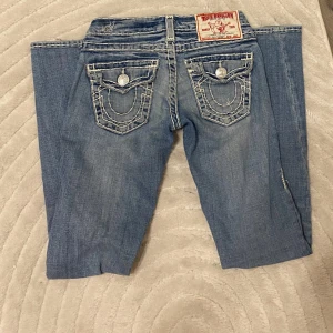 True religion jeans - Bootcut w24 vintage, modelen görs inte längre och är sällsynt. Bootcut low waist med en liten skada vid midja, som man ser på första bilden . xs/s storlek true religion jeans, de har blivit slitna längst ner på benen men det är inget man tänker på. 