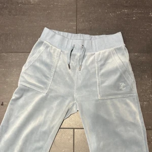 Ljusblåa Juicy couture byxor - Inga tecken på slitage, köpta på Vinted. Kan även tänka mig att byta mot marinblåa.