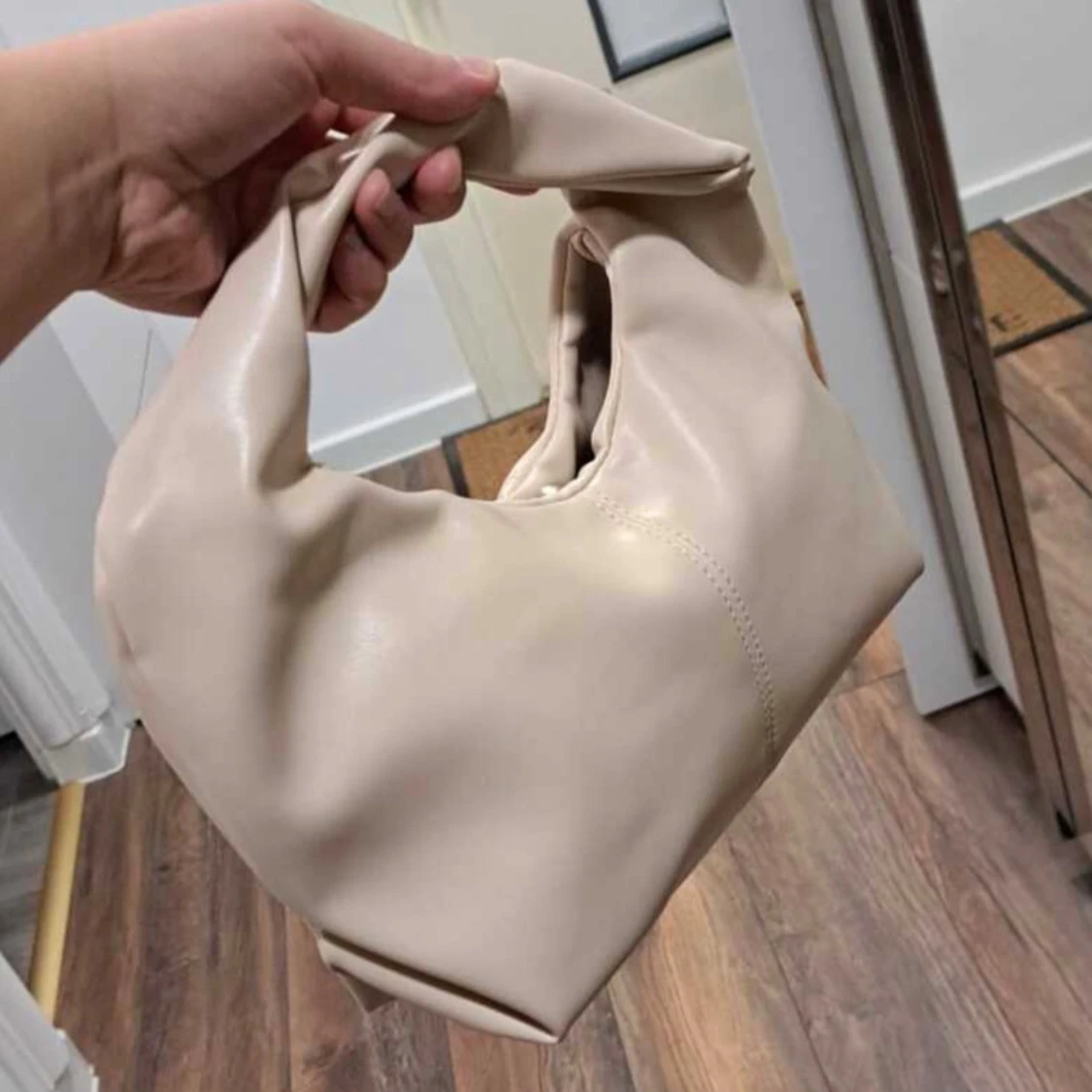 Trendig beige handväska stilren och mjuk modell - 1