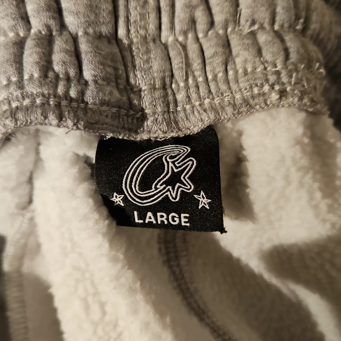 Grå mjukisbyxor från Corteiz, stl L - 2