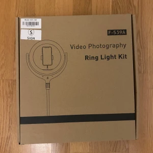  Video Photography Ring Light Kit - Säljer en Ring Light lampa med stativ till mobil. Det finns olika ljus!