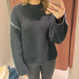 Svart stickad med vita sömmar - Mysig svart stickad tröja från Gina Tricot i storlek XS. Tröjan har grov ribbstickning och coola vita sömdetaljer längs ärmarna och axlarna. Långärmad och med avslappnad passform, perfekt för lager-på-lager under kyliga dagar. Storlek xs men mer som en s 💕använd men bra skick