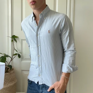 Ralph Lauren skjorta randig blå vit M - Ralph Lauren skjorta randig blå vit M, inga defekter. Lite kortare i storlek. Modellen är 180,75 kg och bär M slim fit. Kom med frågor 🫶