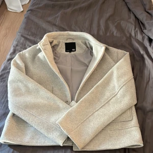 Lager 157 kort kappa - Jag säljer nu min kappa. Den har använts några fåtal gånger så den är i fint och bra skick. Den är i storlek M. Hör av er om ni är intresserade. (Pris kan diskuteras)☺️