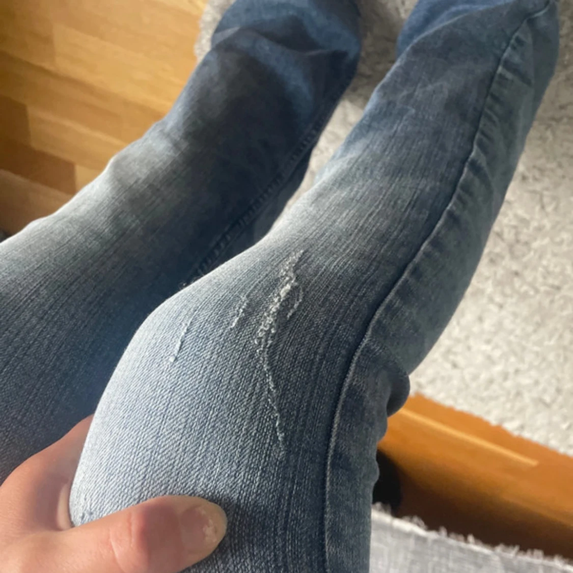 Blå bootcut jeans med slitningar - 3