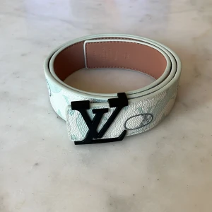 Unikt designer bälte - snyggt designer bälte med svarta detaljer i storlek 90/105cm, hålgörare ingår. Oanvänt skick och fraktas inom 24h✅