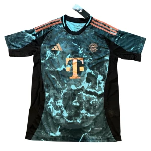 Bayern München Kimmich bortatröja Adidas - Snygg Bayern München bortatröja med Kimmich #6 på ryggen. Tröjan har ett unikt blått och svart mönster med kopparfärgade detaljer och Adidas-logga. Tillverkad i lätt och ventilerande polyester, perfekt för match eller träning.