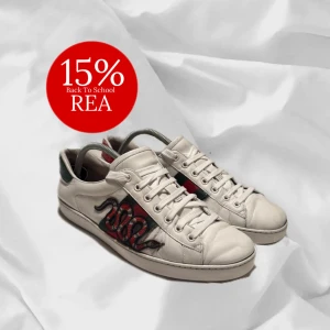 Gucci Ace King Snake - Riksfeta Gucci Ace King snake i storlek UK 8,5 vilket motsvarar 43! – enkla att matcha och sköna att bära. Ett stilrent val, noggrant utvalt med omsorg av AM Clothing.  📩 Frågor? Hör gärna av dig! 📲 Följ oss här på Plick för fler uppdateringar. ♻️ Tack för att du handlar mer hållbart med AM Clothing!