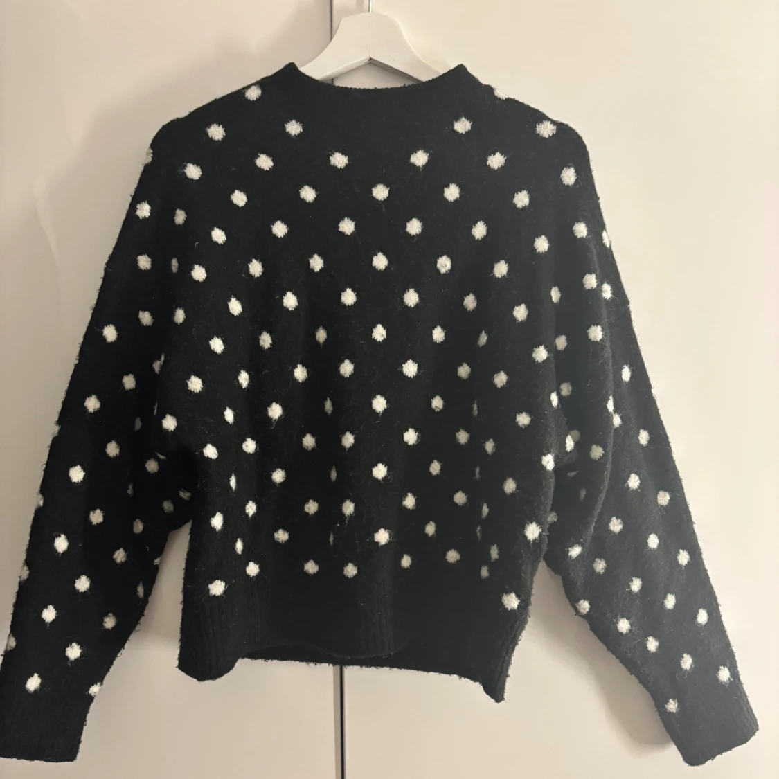 Svart stickad prickig tröja - 1