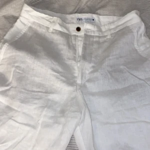 Vita linneshorts från Zara, storlek M - Snygga vita linneshorts från Zara i storlek M. Byxorna har klassisk passform med hällor för bälte, knappstängning och två bakfickor. Perfekta för varma dagar med sitt luftiga linnematerial och stilrena look. Väldigt bra skicka. Aldrig använt. Nypris är 399kr. Mitt pris 175kr. Pris kan diskuteras.
