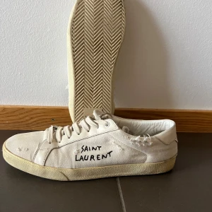 Saint Laurent  - Ett par riktigt snygga och stilrena Saint Laurent skor som passar perfekt till det höstiga vädret. Skorna är i storlek 45,5 och fint skick, men skulle säga de passar både storlek 45-46. För mer frågor eller funderingar så är de bara att höra av sig🤗👍