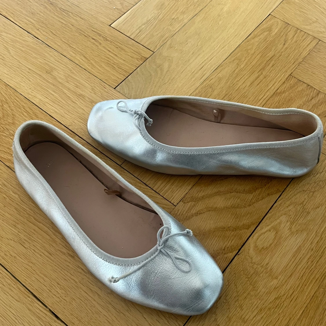 Silvriga ballerinaskor med rosett - 1