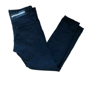 Svarta DSQUARED2 Jeans - Svarta jeans från DSQUARED2 i modellen Skater Jean. Klassisk femficksdesign med tydlig logga på bakfickan. Jeansen har en rak passform och är tillverkade i slitstarkt denimtyg. Perfekta för dig som gillar en stilren och modern look.