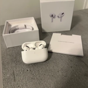 Äkta AIRPODS PRO - Det finns många fake AirPods här på Facebook, men man kan märke om AirPods du köper här från Facebook är fake genom att när man kopplar dom på din telefon det står att Apple inte har tillverkat denna produkten. Du kan komma och testa det på dessa och kolla om dom är äkta själv.  Köpte dom nya för några veckor sen och jag har bara öppnat dom men aldrig använt.  