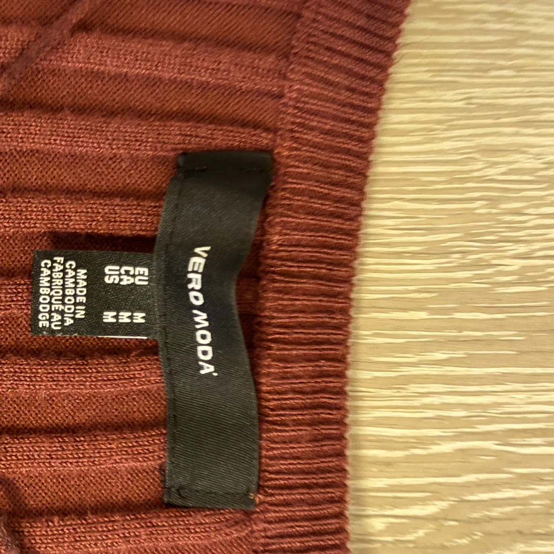 Vinröd ribbad kofta från Vero Moda - 2