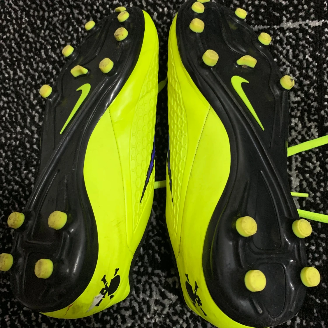 Neongula Nike fotbollsskor med lila detaljer - 3