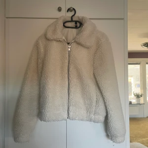 Teddyjacka - Vit teddyjacka. Jätte varm lite nopprig. Köpt på hm. (Inte mina bilder 