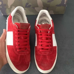 Valentino flycrew - Röda flycrews. Sällsynta skor Som ej tillverkas mer. Låda och tillbehör följer med. Pris 4999kr. Pris diskuterbart. Tveka ej på att fråga mig frågor!