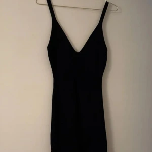 Svart ribbad klänning från Adoore - Väldigt fin stilren och enkel look. Snygg till hösten med en kofta till.