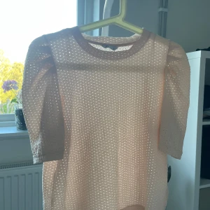 Ljusrosa blus med prickigt mönster - Säljer en söt ljusrosa blus. Passar xs med.