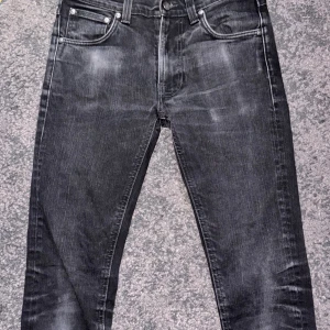 Svarta tvättade jeans från Nudie Jeans - Säljer ett par svarta jeans från Nudie Jeans. Riktigt snygg tvätt och modellen Lean Dean. Storleken är 28/32 och de är fortfarande i väldigt bra skick 😁Fråga mig om du har något du funderar över! ✅/Gustav