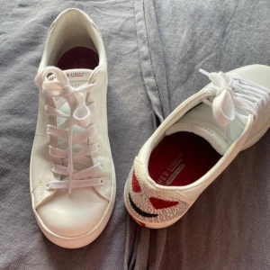 sneakers  - Intressekoll på dessa jättefina skor, använda fåtal gånger, säljer då de ej kommer till användning. Storlek 38 men passar mig som har 39💕💕